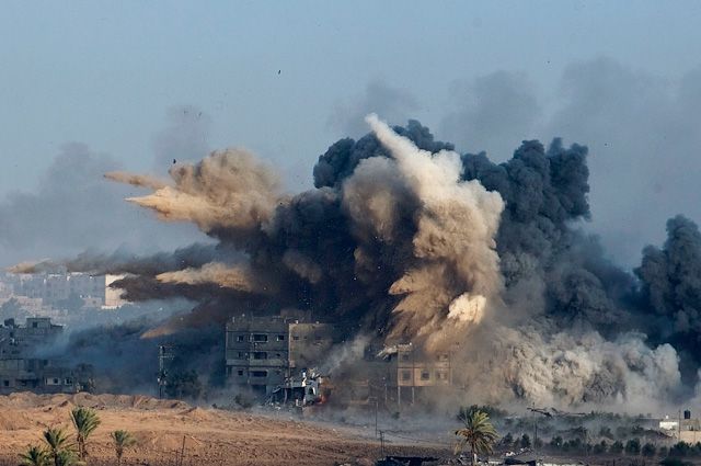 Взрыв во время израильского удара в северной части сектора Газа.
