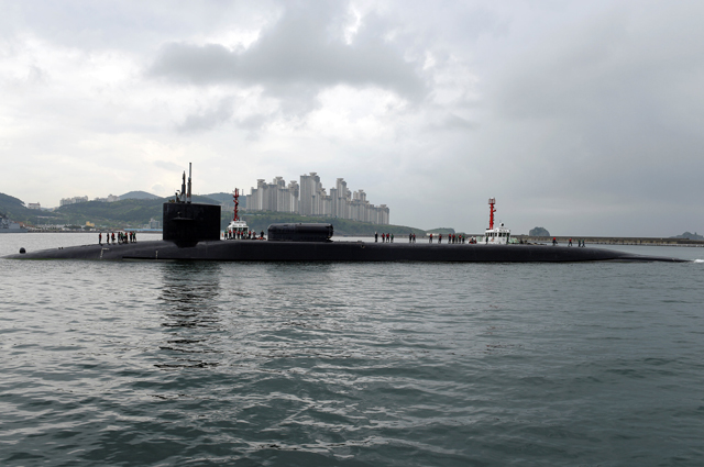 Американская атомная подлодка «Мичиган» в южнокорейском порту Пусан.