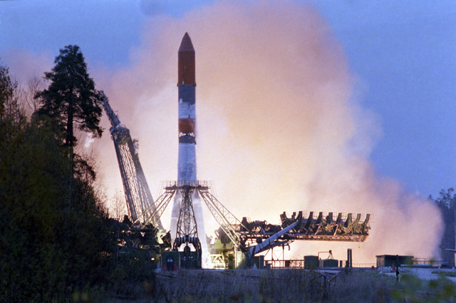 Старт ракеты-носителя «Молния», которая вывела на околоземную орбиту советский спутник связи «Молния-1-76». Космодром Плесецк. 1989 г.