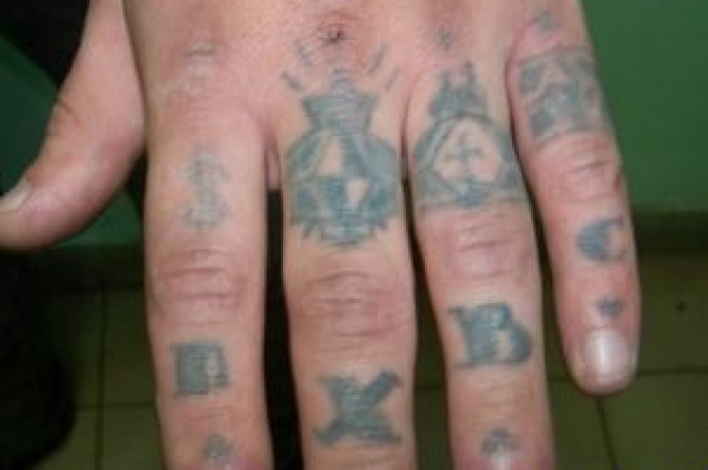 Из особых примет: у пропавшего имеются татуировки на пальцах рук.
