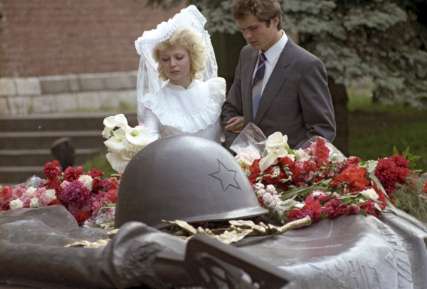 Жених и невеста возложили цветы к Могиле Неизвестного Солдата в Александровском саду. 1984 г