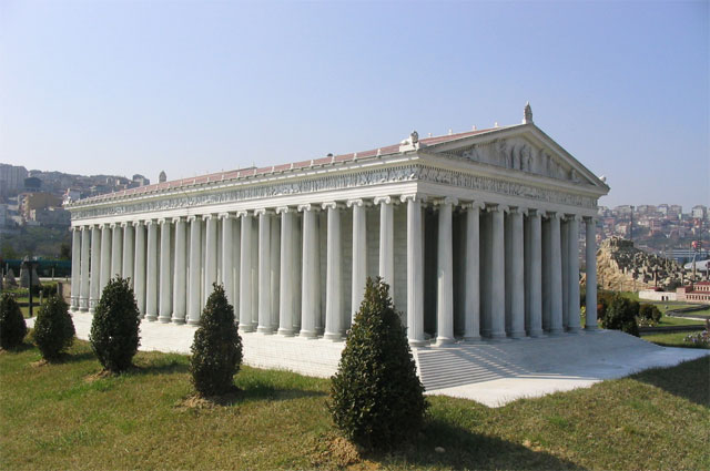 Модель храма Артемиды Эфесской в Турции в парке Миниатюрк