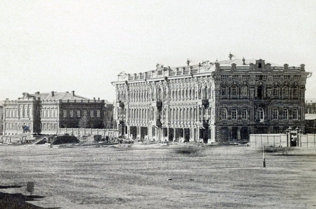 Дом купца Божескова с зимним театром располагался на месте нынешней обладминистрации. 