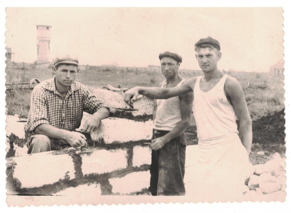 Николай Смирнов (крайний справа) награждён несколькими медалями и грамотами.