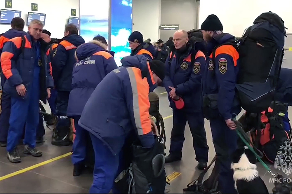 Сотрудники МЧС РФ в аэропорту Жуковский.