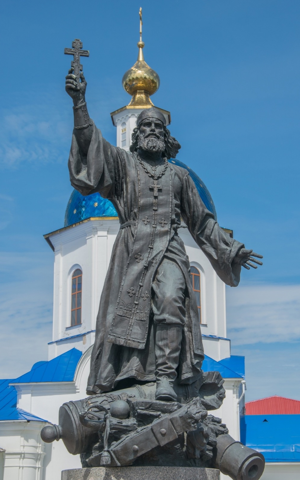 Памятник полковому священнику 19-го Егерского полка Василию Васильковскому, которого почитали как настоящего героя России. 