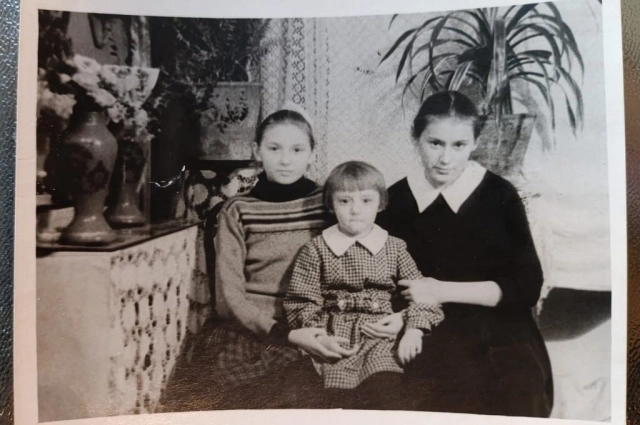 Сёстры Виноградовы. Справа на фото Галина, посередине Александра и слева Тамара