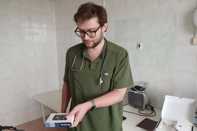 Помпа похожа на небольшой смартфон, состоит из трех элементов