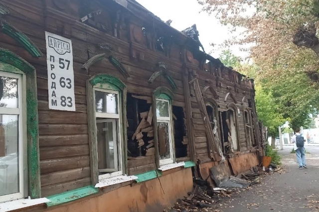 Основательные бревна, анфилада комнат – купеческий дом строили с размахом. Сейчас одна часть полностью обгорела, другая еле держится... Третий пожар сделал здание непригодным для жизни. 