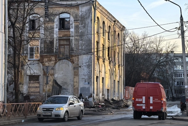 У дома дежурят спецслужбы.