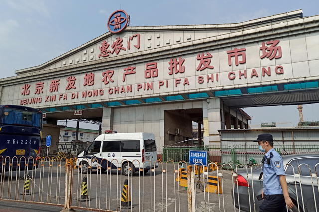 Рынок «Синьфади» в Пекине закрыт.