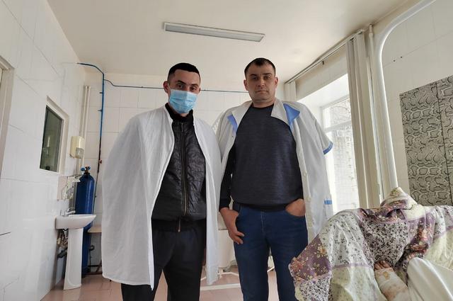 Сын погибшего дальнобойщика Александр (справа) в больнице навестил выжившую Татьяну вместе с одним из водителей, который ее спасал, Вячеславом Трухановым (слева).