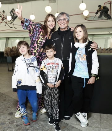 Полина Диброва с супругом и детьми.