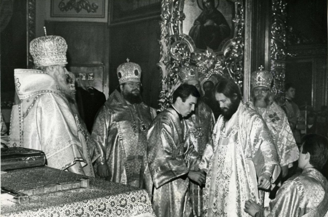 Облачение новорукоположенного епископа Ростислава в архиерейские облачения