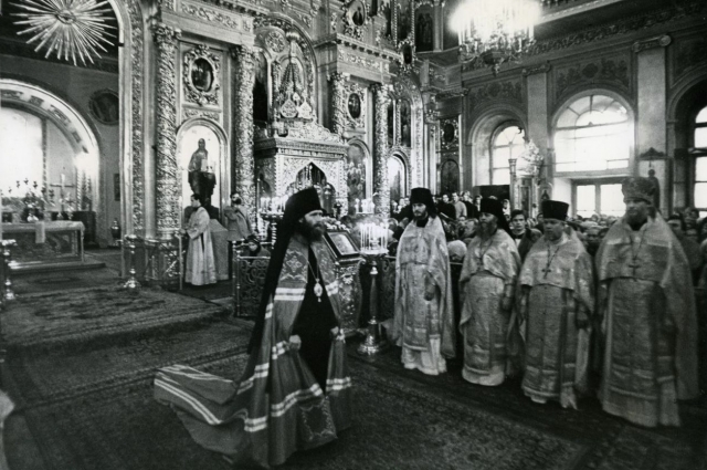 Епископ Ростислав после хиротонии слушает напуственное слово Святейшего Патриарха.