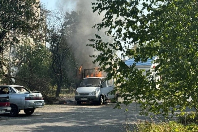 В Шебекино из-за прямого попадания снаряда загорелась ГАЗель.