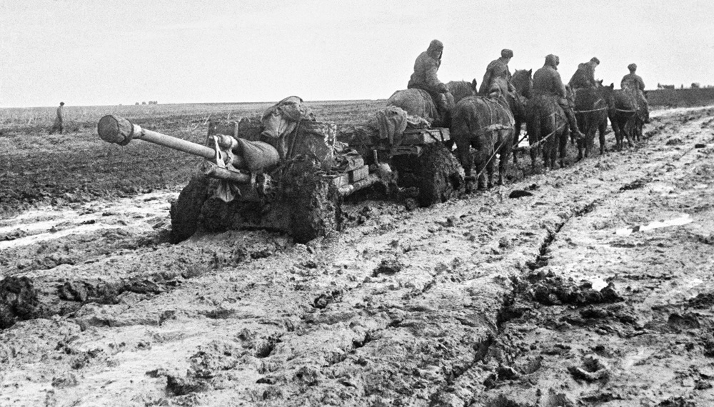 Великая Отечественная война 1941-1945 гг. «Тяжелые дороги войны». Артиллерийский расчет везет по раскисшей дороге 76,2-мм дивизионную пушку ЗиС-3 на конной тяге.