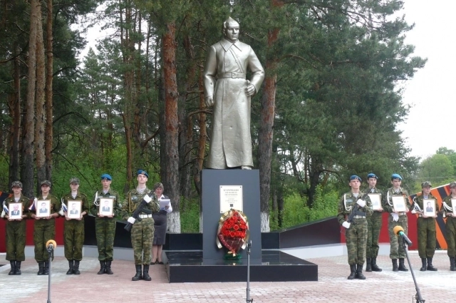 В центре Волоконовки стоит памятник Курочкину, он появился в 1982 году на месте гибели Героя.