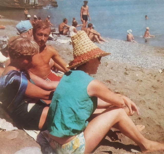 Отдыхающие у моря, 70-е гг.