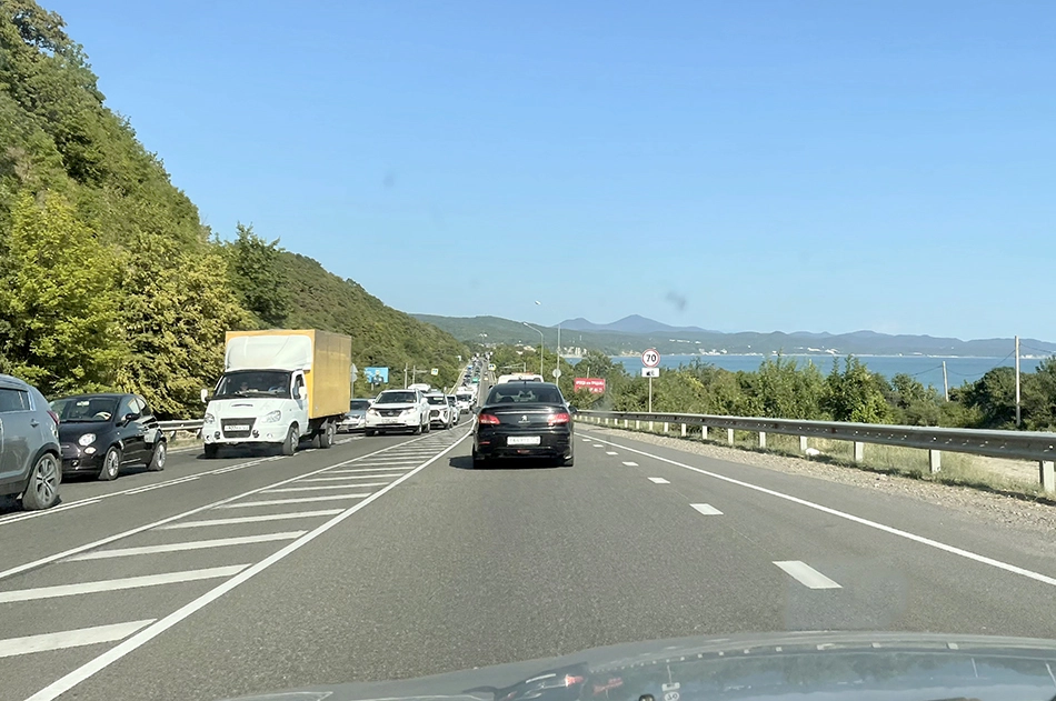 Качество дорог оказалось выше ожидаемого. Почти вся М-4 обладает идеальным покрытием, особенно на магистральных участках и в горах. До «платки» покрытие тоже неплохое,