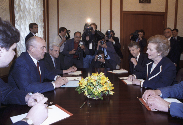 Президент СССР Михаил Горбачёв и премьер-министр Великобритании Маргарет Тэтчер во время переговоров в Кремле. 1990 год
