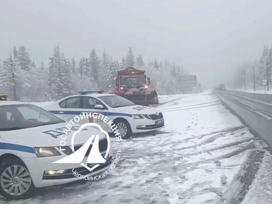 Сотрудники ДПС перешли на усиленный режим работы в условиях непогоды.