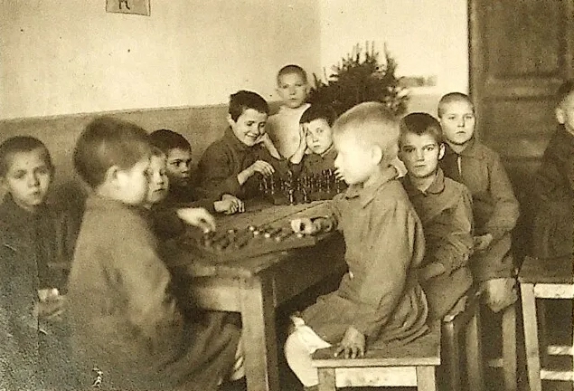 Шашки — одна из любимых игр детей, эвакуированных из Ленинграда на север Свердловской области.