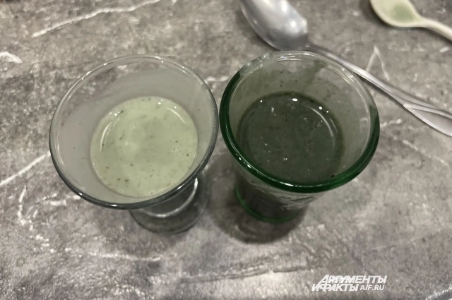 Вот так выглядят два стакана с красителем.