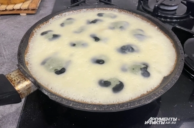 Так блин выглядит, когда его заливают.