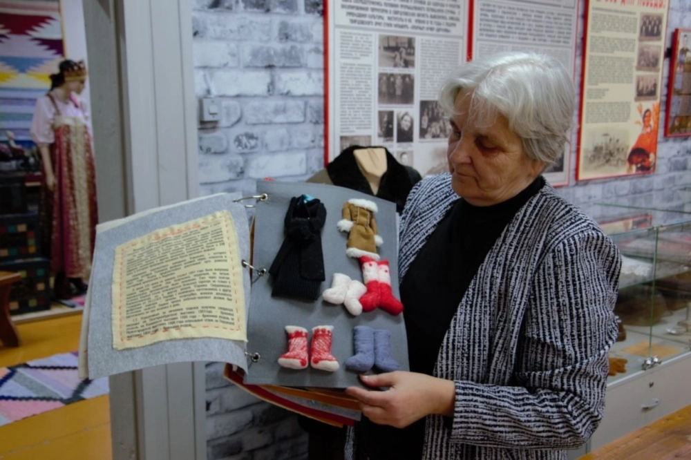 На каждой странице — своё ремесло, например, умение валять валенки.