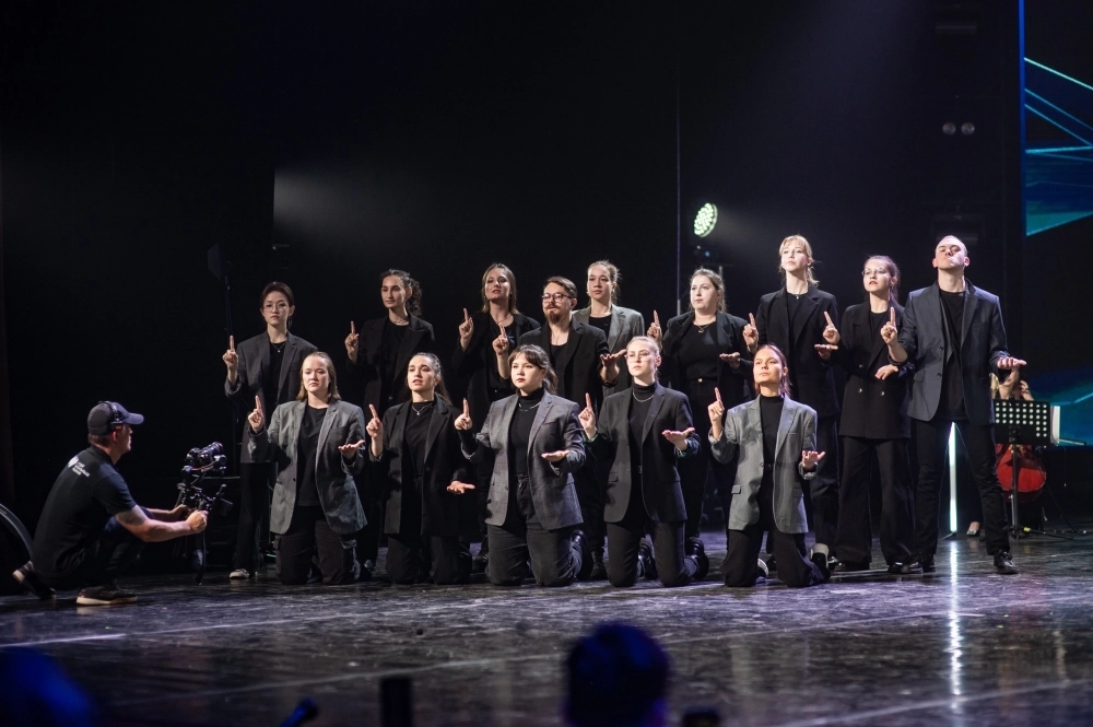 Благодаря Александру жестовый язык — не дополнение, а полноценный голос постановок.