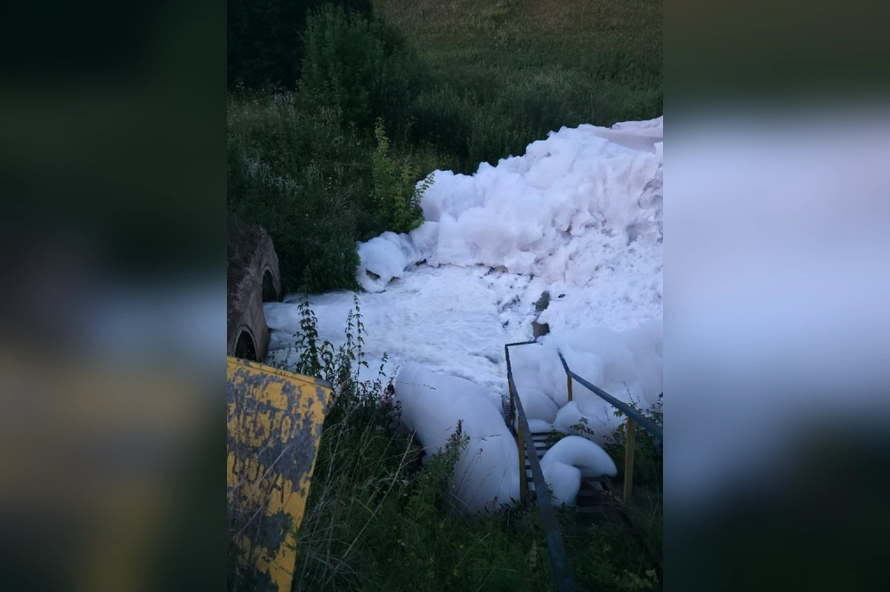 Специалисты взяли пробу воды.