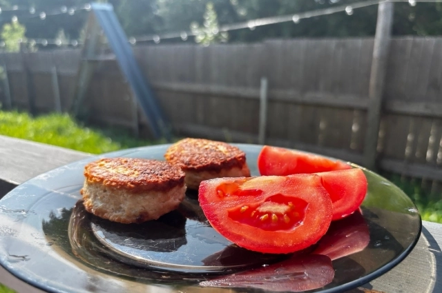 Котлеты подают с овощами, рисом, картофелем.