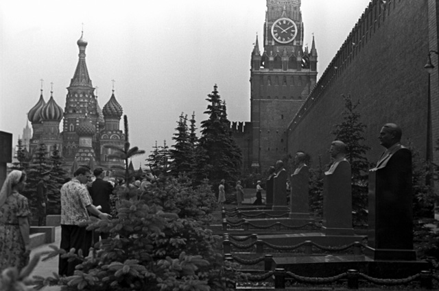У Кремлевской стены на Красной площади в Москве. 1961 г