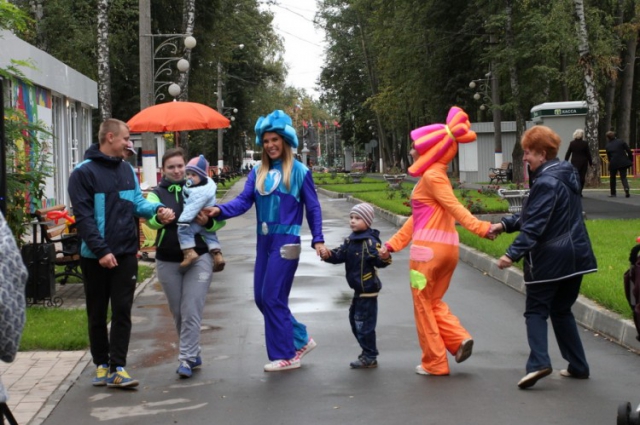 Праздник в честь открытия скульптурной композиции в Комсомольском парке.