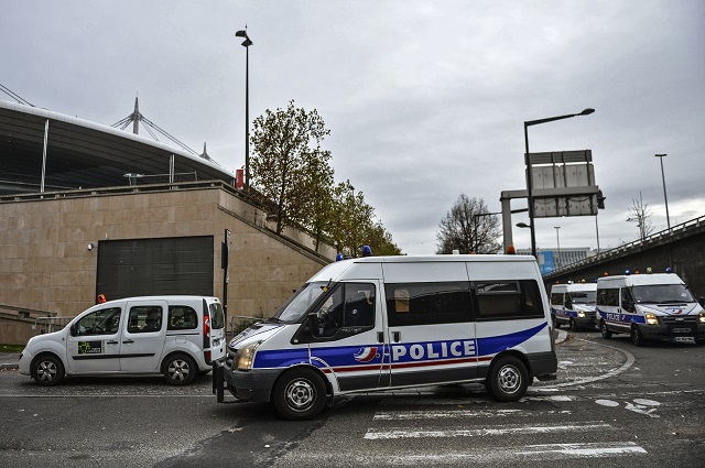 Полиция будет работать вокруг стадиона на матче Франция - Россия. 