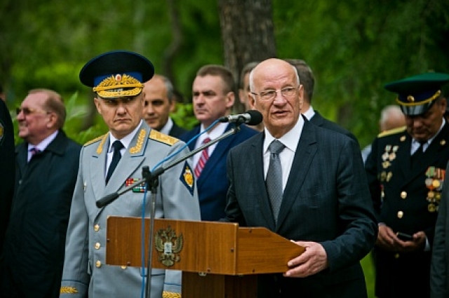 Пограничников с праздником поздравил губернатор Оренбургской области Юрий Берг.