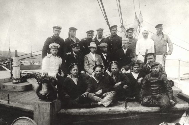 Участники экспедиции Толля на борту шхуны «Заря». Колчак на снимке третий слева в верхнем ряду.