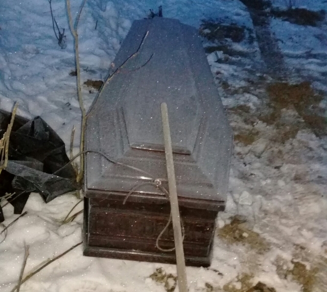 Гроб находился напротив гаражей в районе улице Радистов.