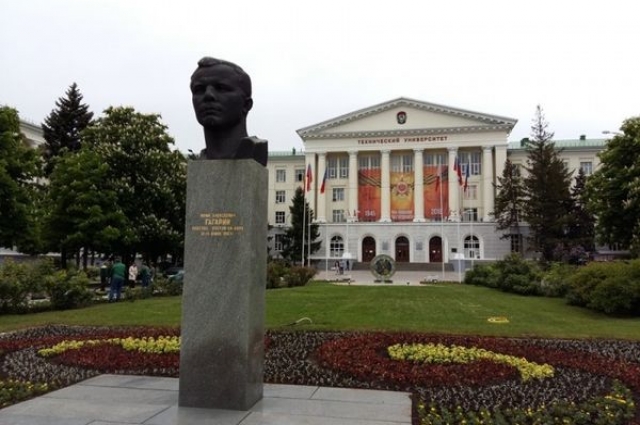 Самый известный памятник Гагарину в Ростове.