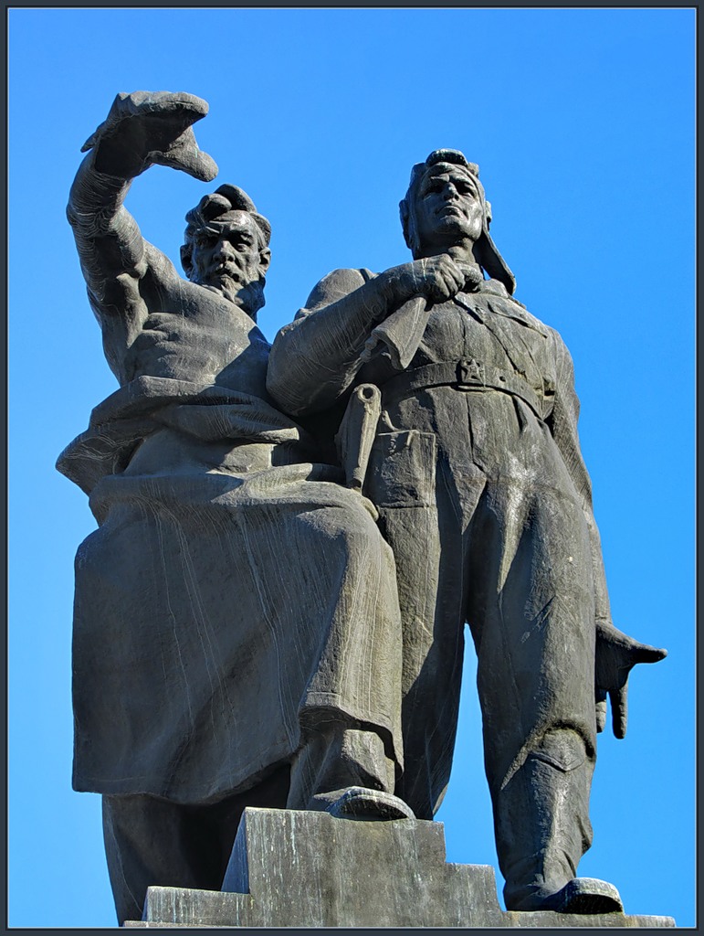 Памятник воинам УДТК на Привокзальной площади Екатеринбурга.