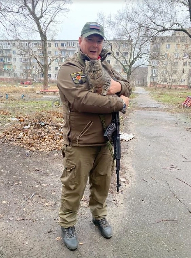  1) Андрей Кудряков с котом, найденным в подвале сгоревшего дома, Северодонецк.
