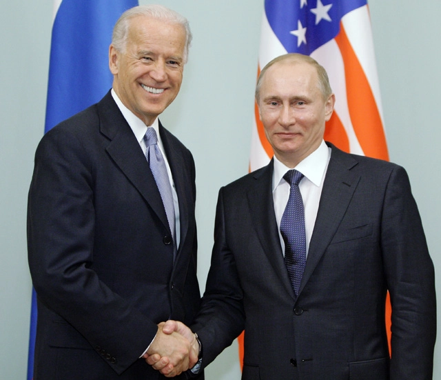 Председатель правительства РФ Владимир Путин в Доме правительства РФ приветствует во время встречи вице-президента США Джозефа Байдена. 10 марта 2011 года. 