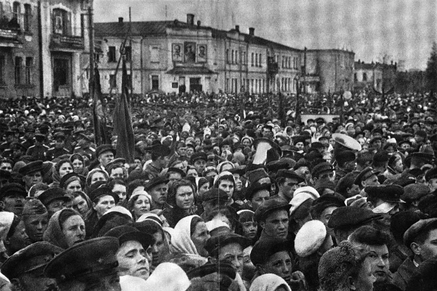 9 Мая 1945 года. Общегородской митинг в честь Победы на площади Ленина.
