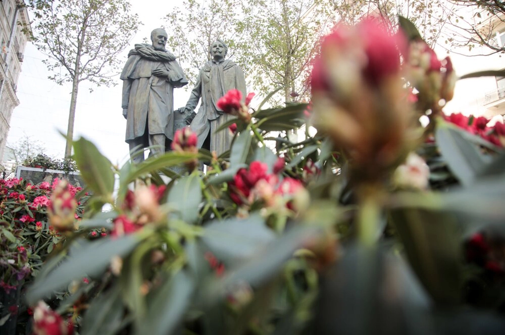 Цветник у памятника Станиславскому и Немировичу-Данченко на пересечении Тверской улицы и Камергерского переулка.