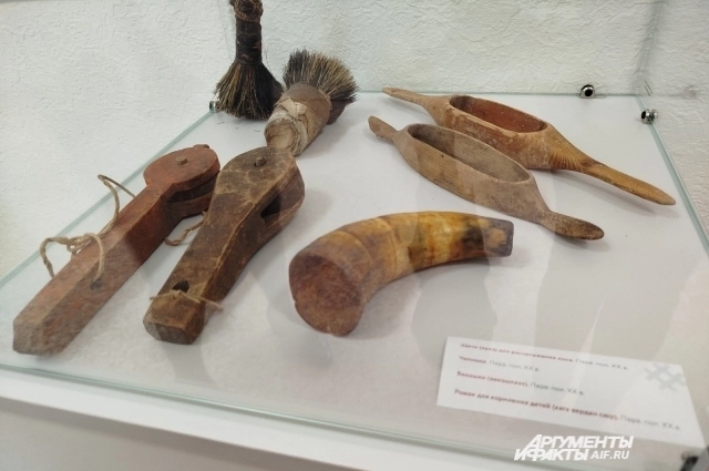 В левом верхнем углу фото — щети. Ими чесали лён.