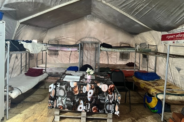 Палатка для людей без дома внутри.