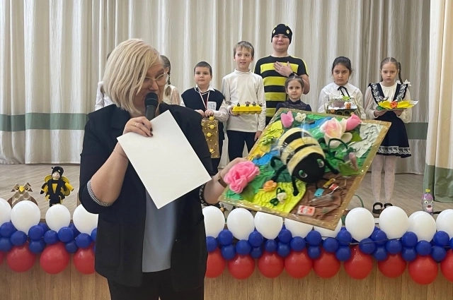 Школьники также делают поделки из мусора.