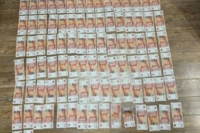 Улики: икра, деньги, икра в банках