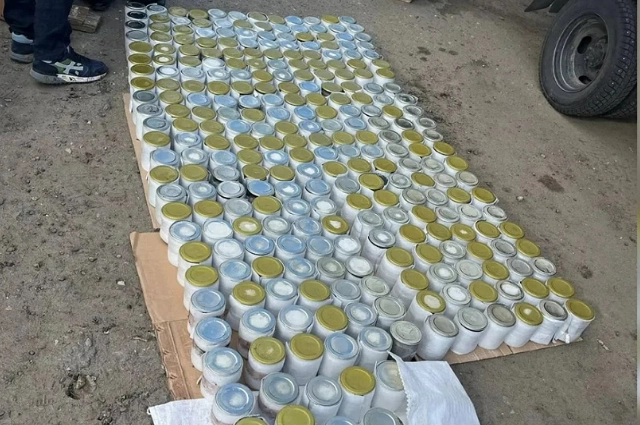 Улики: икра, деньги, икра в банках